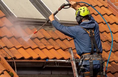 Démoussage et hydrofuge de toiture à Corseul